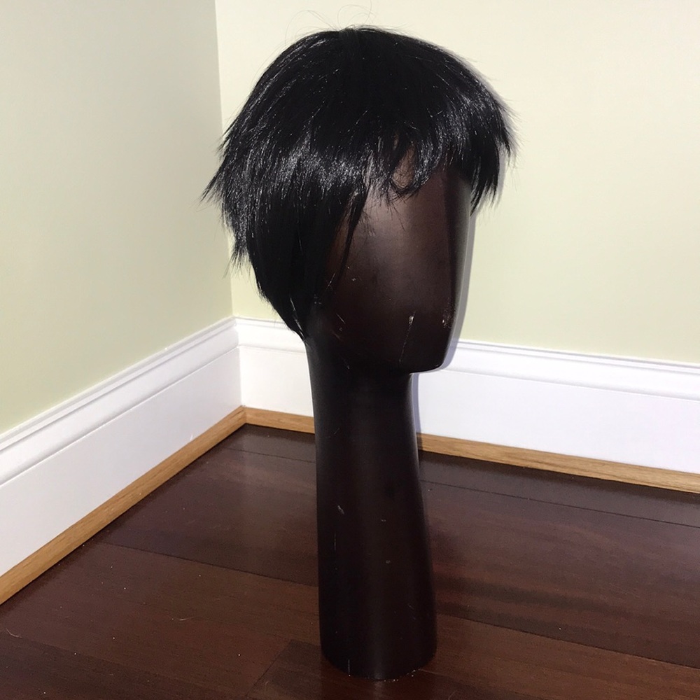 Short, black wig